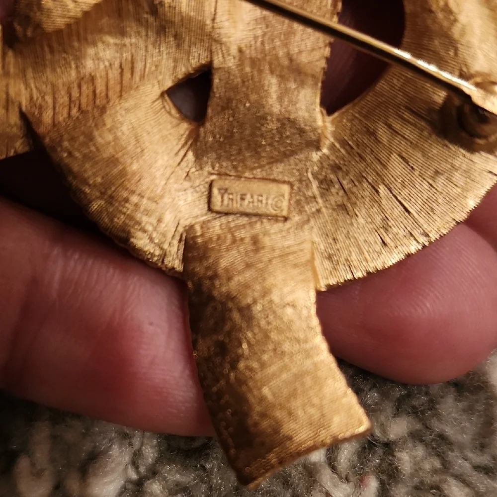 Elegant‎ Gold Knot Brooch
